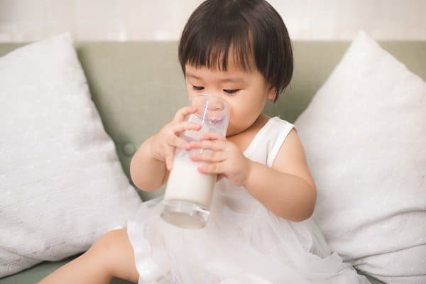 Trẻ bao nhiêu tháng uống được sữa tươi? Sữa tươi nào tốt nhất cho bé?
