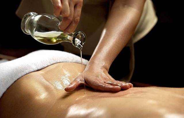 Massage với tinh dầu sả Java giúp làm đẹp da, giảm đau nhức cơ thể