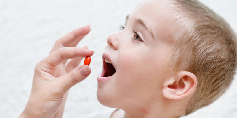 Cho bé dùng vitamin C bổ sung cần đúng liều theo chỉ định 