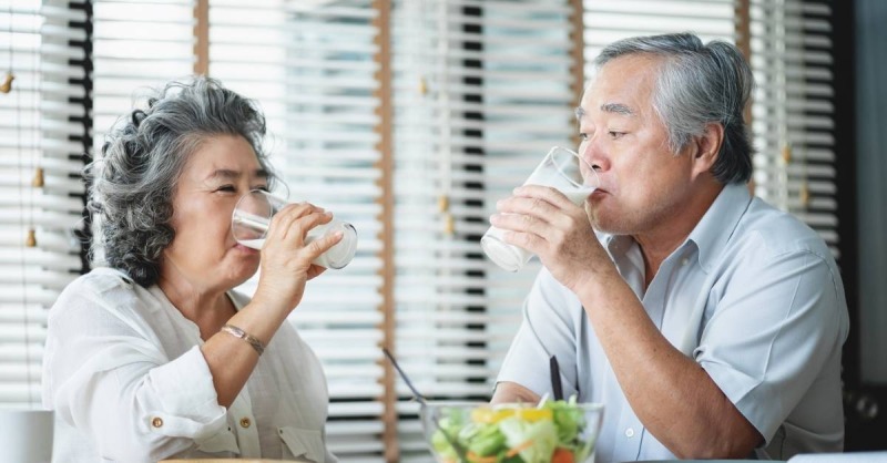 Sữa canxi cho người già có tốt không? Cách uống hiệu quả  
